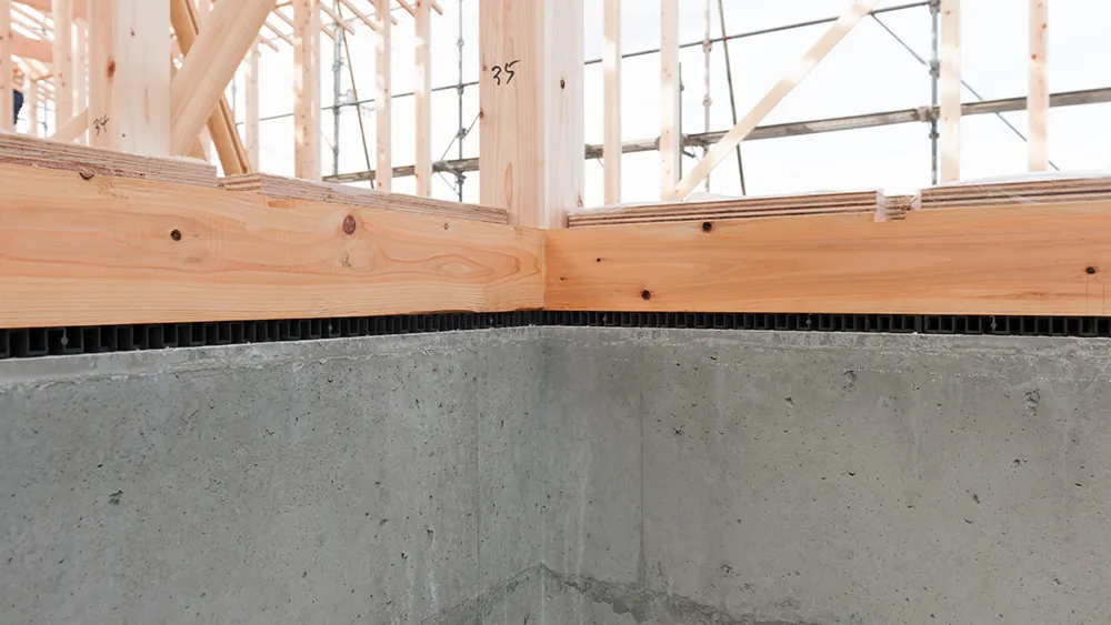基礎パッキン工法は、最近建てられている木造住宅の大半で採用されています。従来の基礎と比べてメリット・デメリットがありますが、とても優れた工法だといえます。基礎パッキンにも通気パッキンや気密パッキンなど多くの種類があるため、それぞれの特徴について理解しておきましょう。